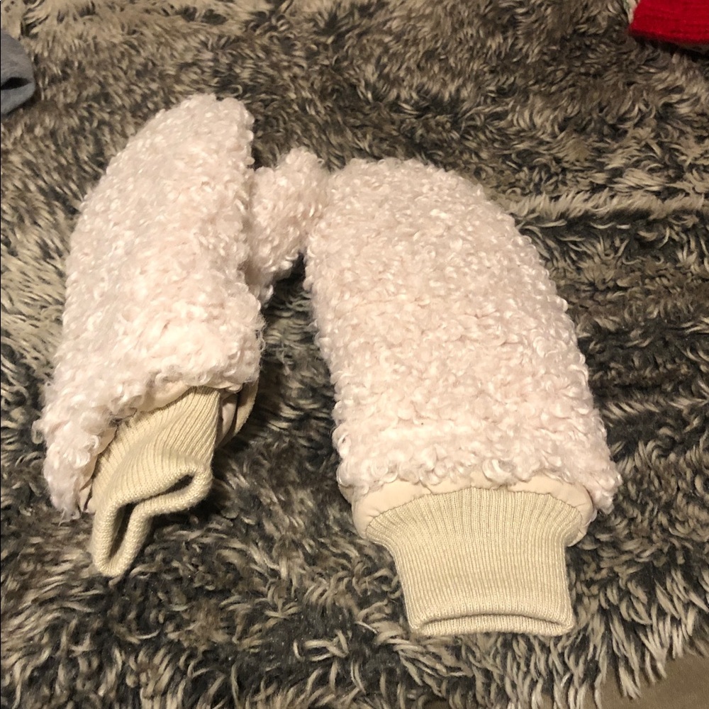 HOUSE OF HARLOW 1960 MITTENS🌲🐑